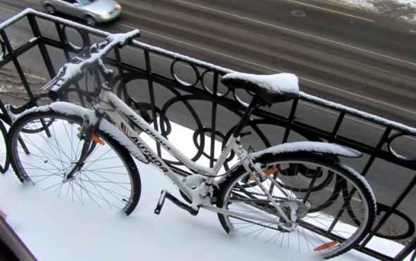 Как хранить велосипед на лоджии или балконе